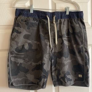 Men’s medium athletic shorts.